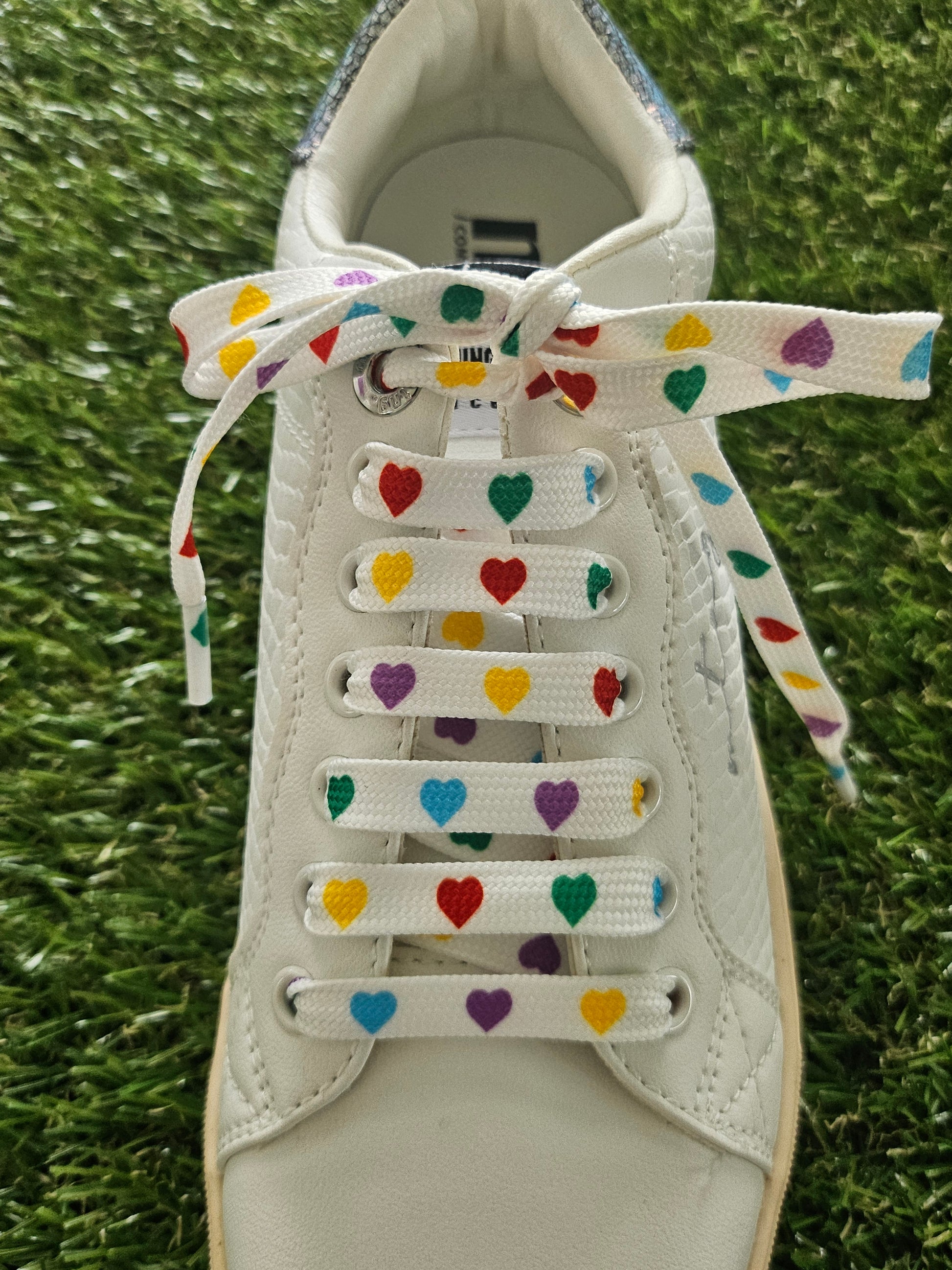 White shoelaces with multi-coloured hearts – patterned laces for trainers