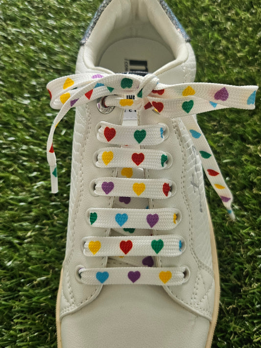 White shoelaces with multi-coloured hearts – patterned laces for trainers