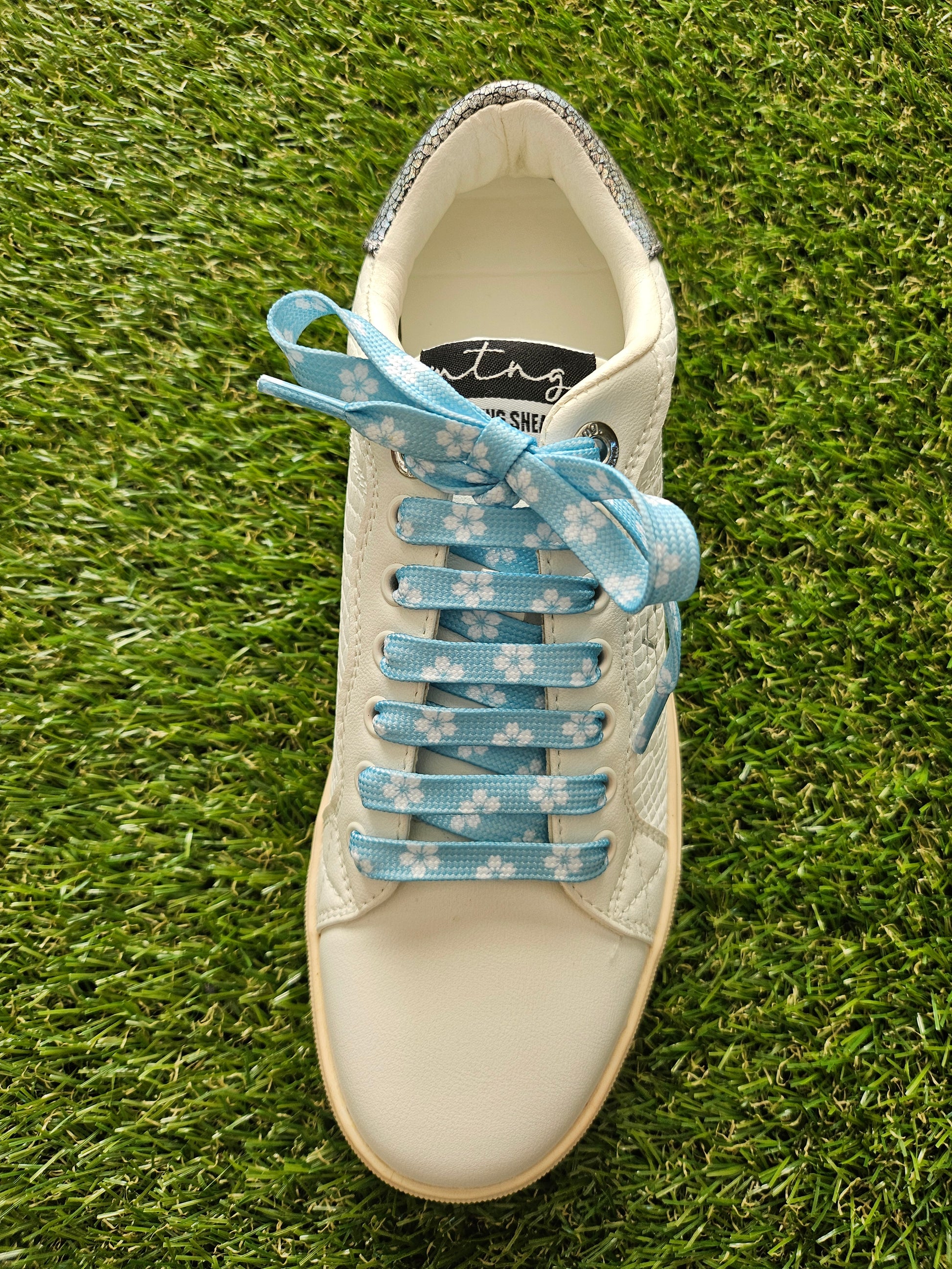 Sky blue and white daisy shoelaces – patterned laces for trainers