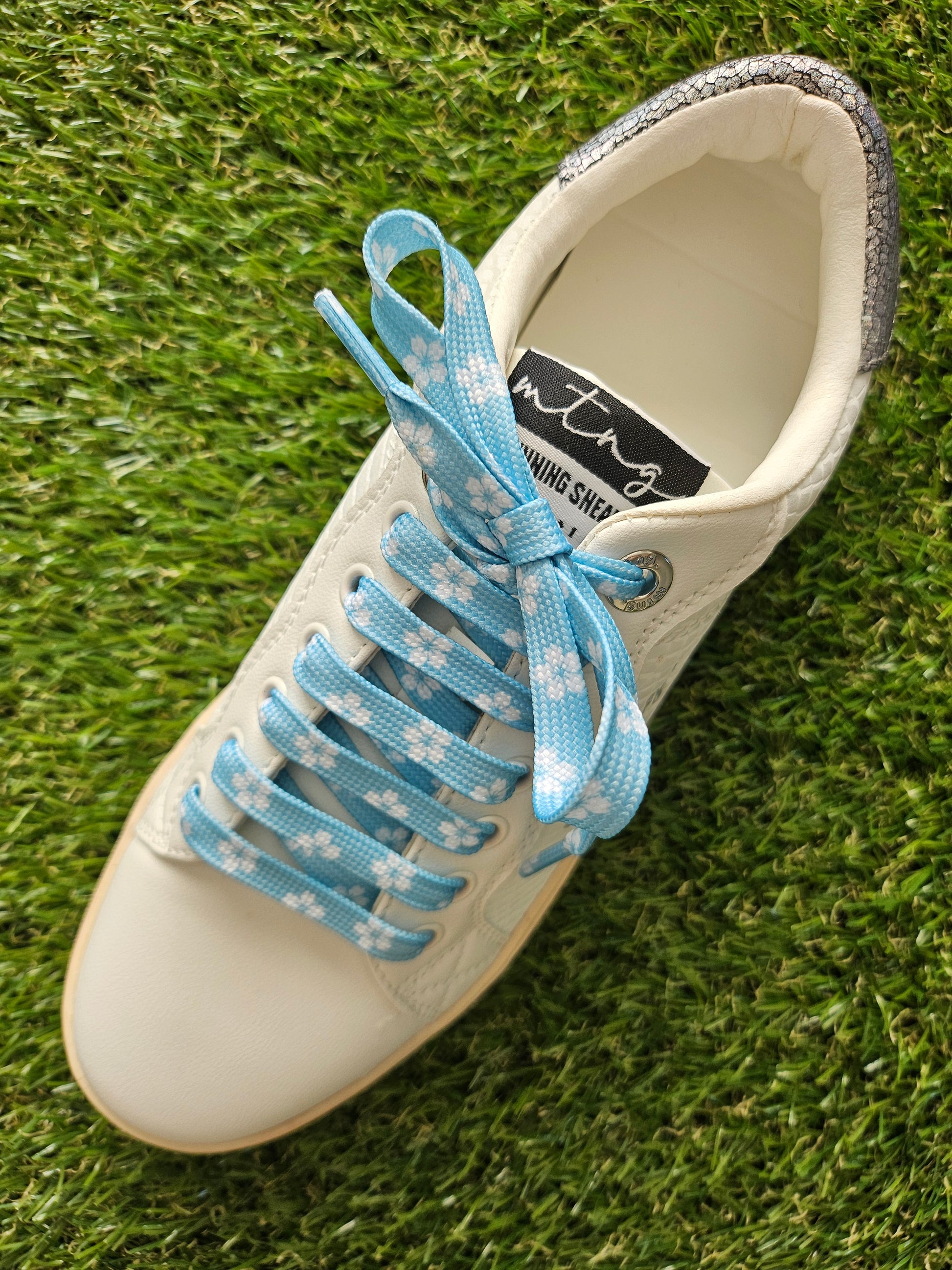 Sky blue shoelaces with white daisy flowers – Love Your Laces