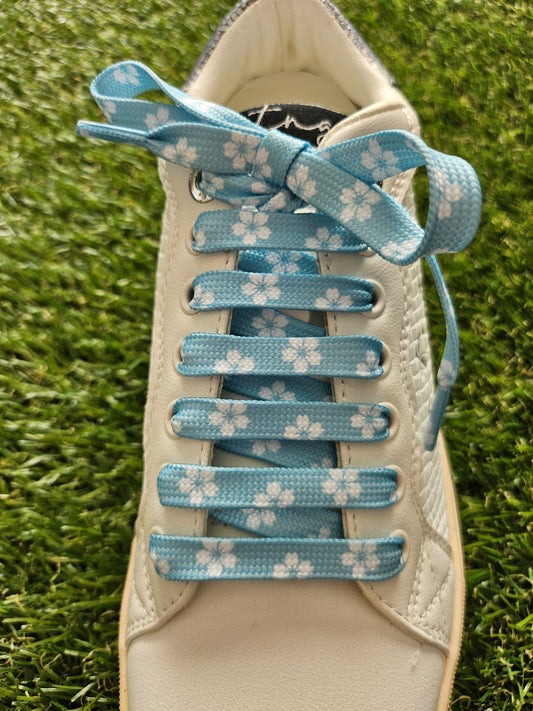 Spring Sky shoelaces with white daisy pattern – blue floral laces UK