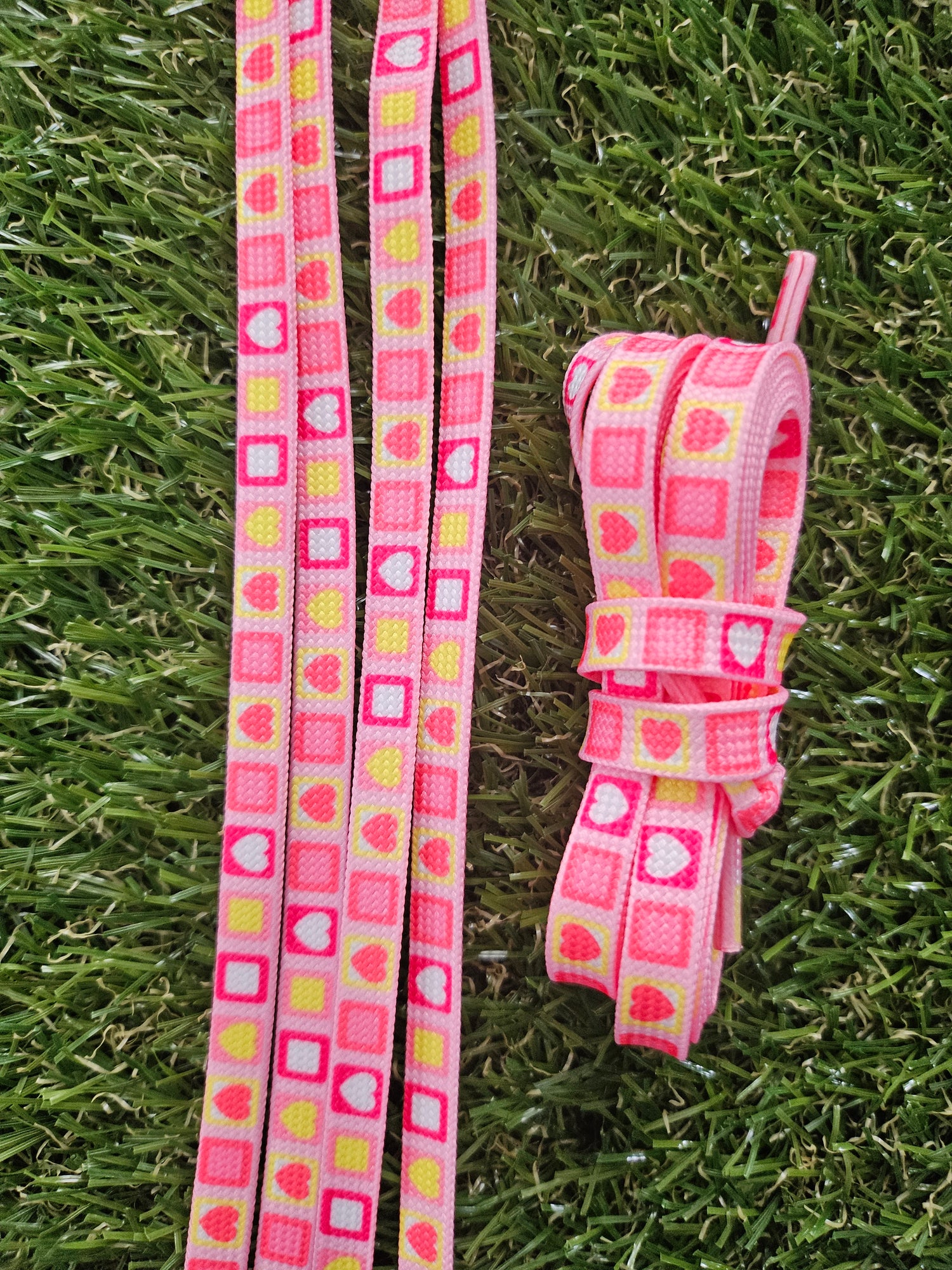 Pink heart patterned shoelaces for trainers and golf shoes