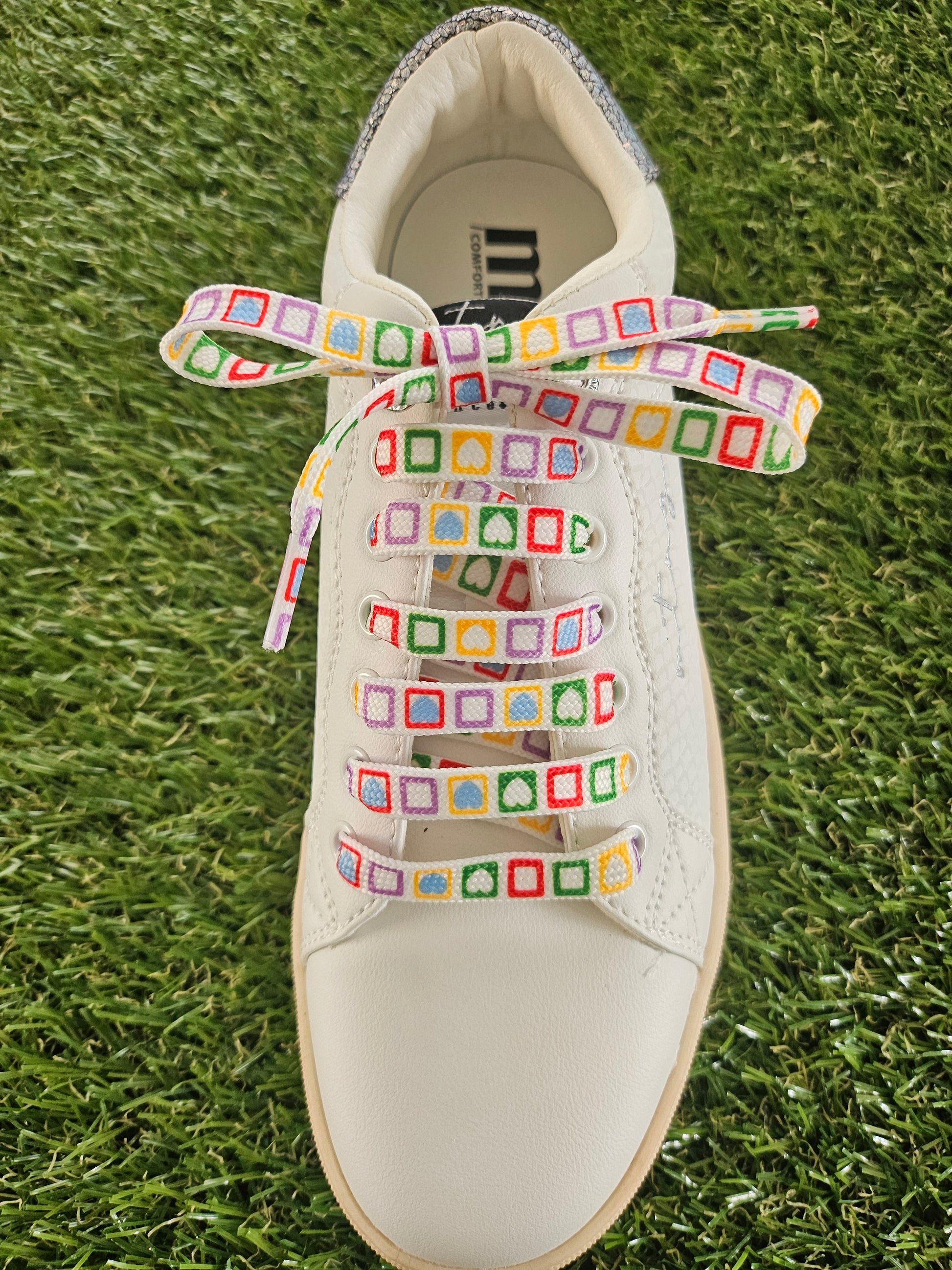 White shoelaces with multicolour square and circle pattern